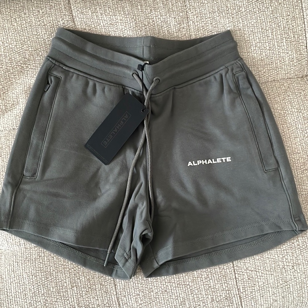 Alphalete Essential Core Athletic Shorts - Concrete Grey